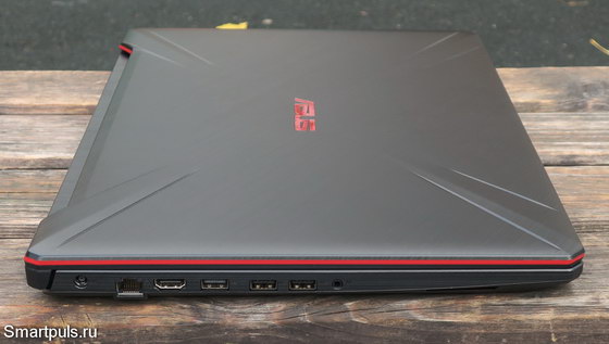 Обзор ноутбука ASUS TUF Gaming FX705GD - вид слева