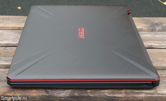 Обзор ноутбука ASUS TUF Gaming FX705GD - вид справа