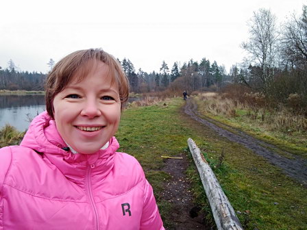 Селфи девушки смартфоном asus zenfone selfie