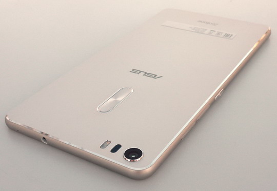 смартфон Asus Zenfone 3 Ultra (ZU680KL) - вид справа