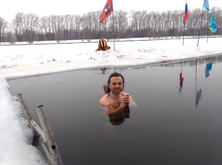 "Морж" купается в проруби (Москва, парк Лосиный Остров)