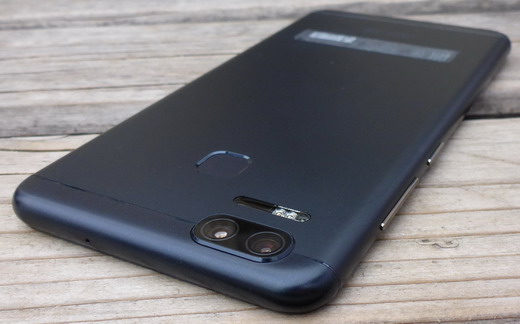смартфон Asus Zenfone 3 Zoom (ZE553KL) с двойной камерой - вид сзади