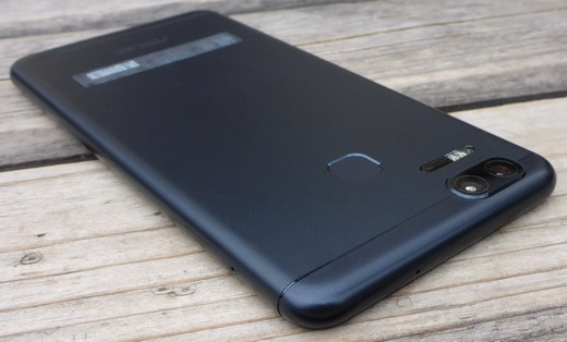 смартфон Asus Zenfone 3 Zoom (ZE553KL) со сдвоенной камерой - вид сзади