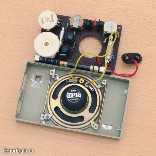 Транзисторный приемник в разобранном виде (основа для винтажной Bluetooth колонки)