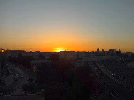 Тест фотосъемки планшетом Chuwi Hibook - закат над городом