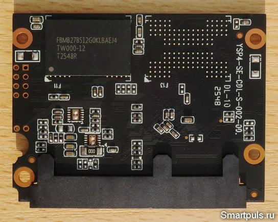 Обратная сторона платы SSD CUSU 128 GB SATA с третьей микросхемой памяти
