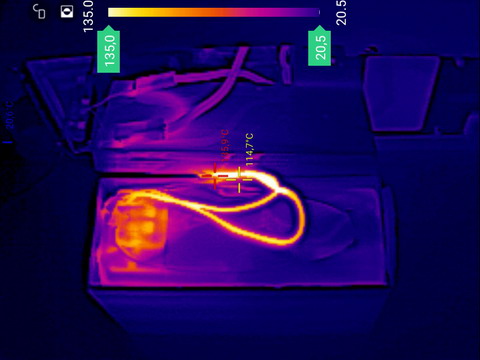 Тепловой снимок LiFePO4 аккумулятора Kanavano 12V со снятой крышкой под нагрузкой 140 Вт