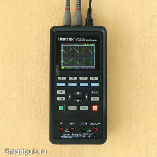 Портативный цифровой осциллограф Hantek 2D72 во включенном состоянии