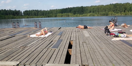 Деревянный (понтонный) пляж на оз. Бабошкино