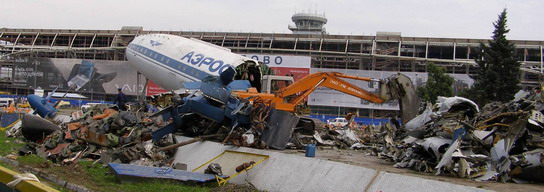 Варварское уничтожение самолёта Ту-114 в аэропорту Домодедово, 2006 г.