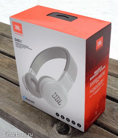 Упаковка наушников JBL E45BT
