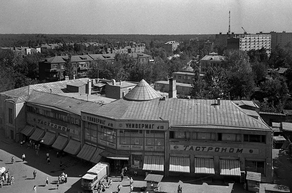 Козырьки-"маркизы" на советском магазине (универмаг №19, район Богородское, Москва)