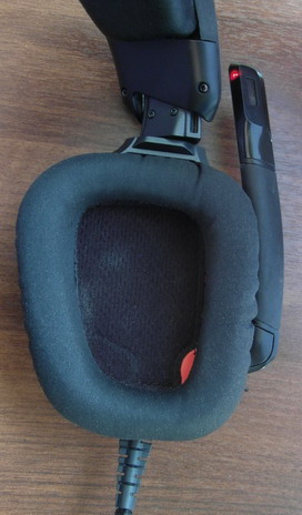 Игровая гарнитура (наушники) Logitech G35, микрофон в сложенном состоянии, светодиод светится.