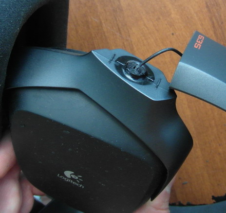 игровая гарнитура Logitech G35 со сломанной осью наушника