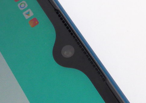 Фронтальная камера и разговорный динамик смартфона OPPO A9 2020