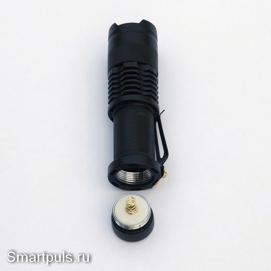 Ультрафиолетовый фонарь мощностью 3 Вт - батарейный отсек