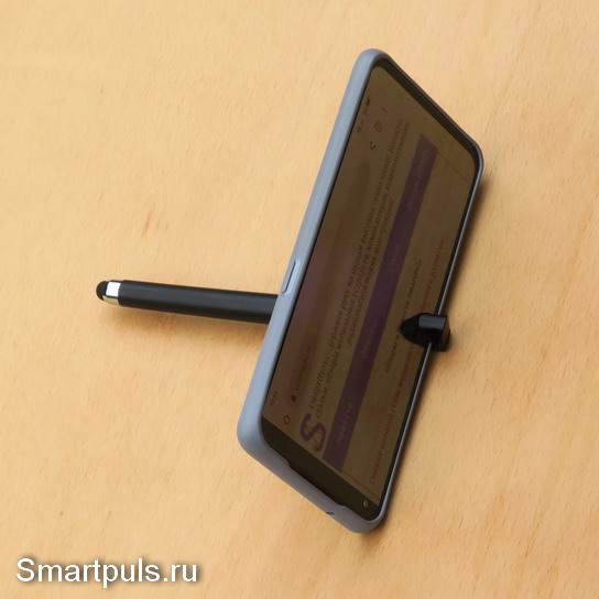 Стилус Palmexx в качестве подпорки для смартфона