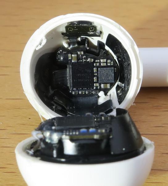 Внутреннее устройство беспроводных наушников Apple AirPods 2 A2031