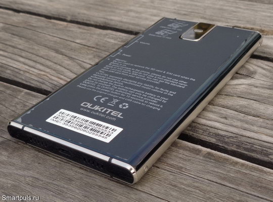 Смартфон Oukitel K3 - вид сзади
