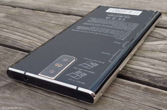 Смартфон Oukitel K3 - вид сзади