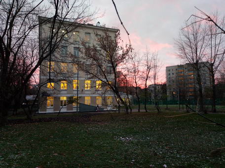 Московский дворик вечером поздней осенью