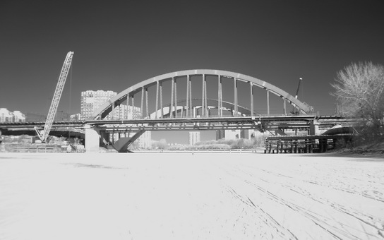 Пара железнодорожных мостов через канал им. Москвы в Химках (у ст. Левобережная), инфракрасное фото зимой