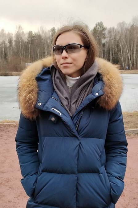 Спортсменка с надетыми велосипедными очками (фотохромными, поляризационными, солнцезащитными)