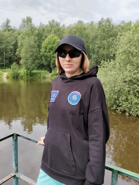 Спортсменка с надетыми поляризационными очками