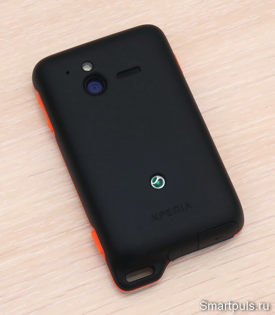 Sony Ericsson Xperia Active (ST17i) - вид сзади