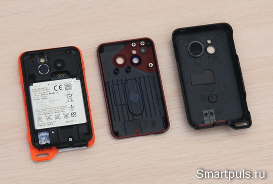 Sony Ericsson Xperia Active (ST17i) - вид сзади со снятыми крышками