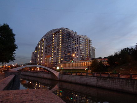 Тест компактного фотоаппарата sony dsc-w830. Вид на дом "Arco di Sole" (Москва, на Яузе), зум x1