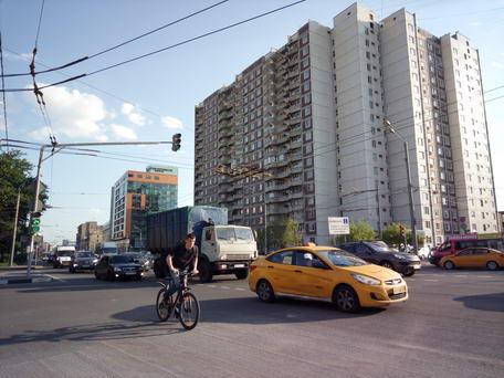Городская зарисовка с велосипедистом