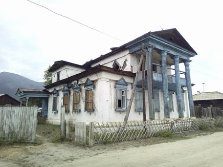 г. Баргузин, здание бывшего уездного банка. Охраняется государством! Хотя и не очень-то в это верится...