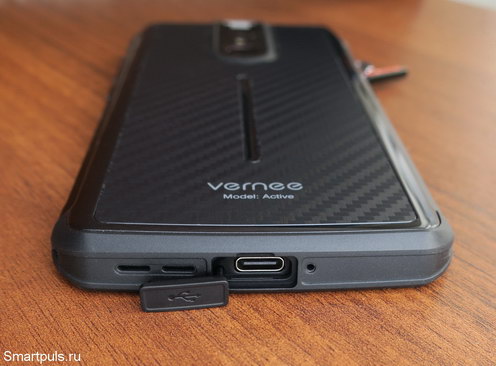 Тест и обзор защищенного смартфона Vernee Active - заглушка разъёма USB Type-C