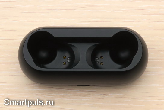 Внутренняя сторона кейса для Bluetooth наушников QCY T1 с контактами для зарядки наушников